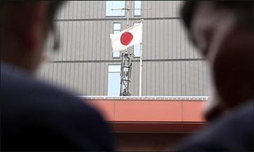 일본대사관 건물 앞서 방화… 70대 남성 사망