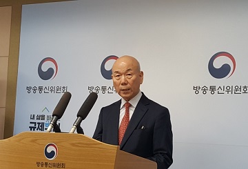 이효성 방통위원장 “문재인 정부 성공 위해 사의 표명”