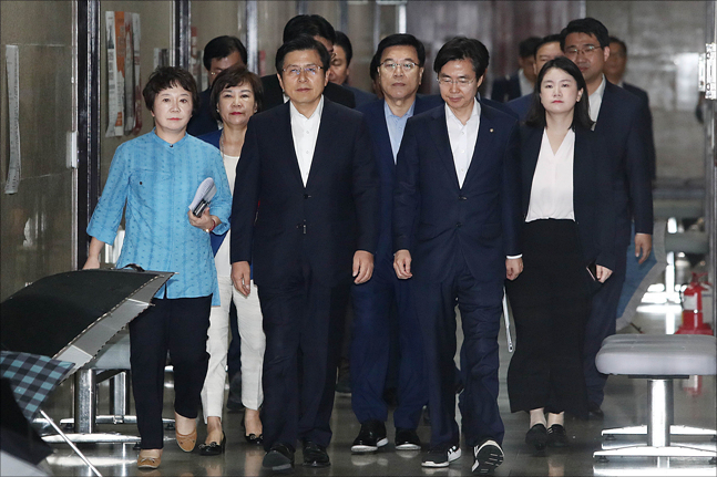 한국당 "국가전복 꿈꿨던 조국, 청문회 가선 안돼"