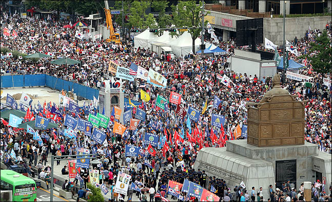 [한국당 장외집회-종합] "조국 OUT"…10만명 청와대 앞까지 가두행진
