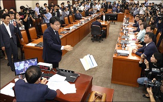 범여권 선거법 의결에 또 '조국 소환'…"수의 독재로 전락" 비판