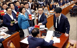 민주당, 한국당 빼고 선거법 의결 강행…정의당-조국 감싸기?