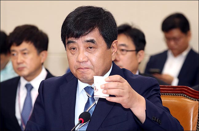 "한상혁 청문회에 이효성 출석해야"…정치 한복판에 선 방통위원장