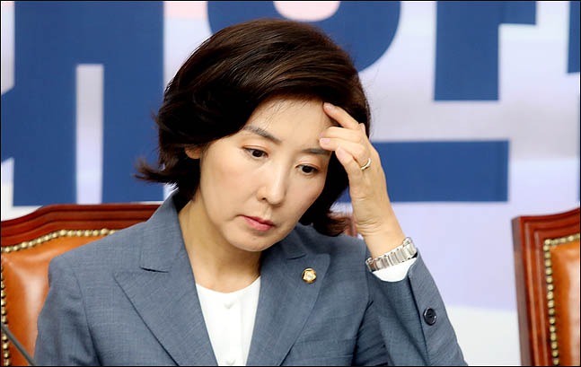한국당, '조국 힘내세요' 실검 관련 네이버 항의 방문 