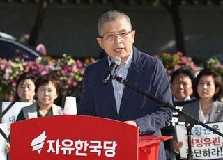 靑 앞에서 마이크 잡은 한국당 중진들 "文 정신 차려라"