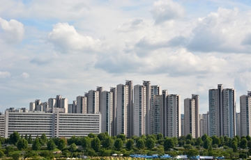 공급 위축 전망에 서울 강남 아파트 매매 거래량 2배 상승…전월세 거래도 증가