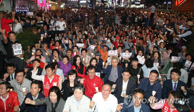 "문재인 쫌! 조국 쫌!" 한국당 추산 3만 부산시민 모였다