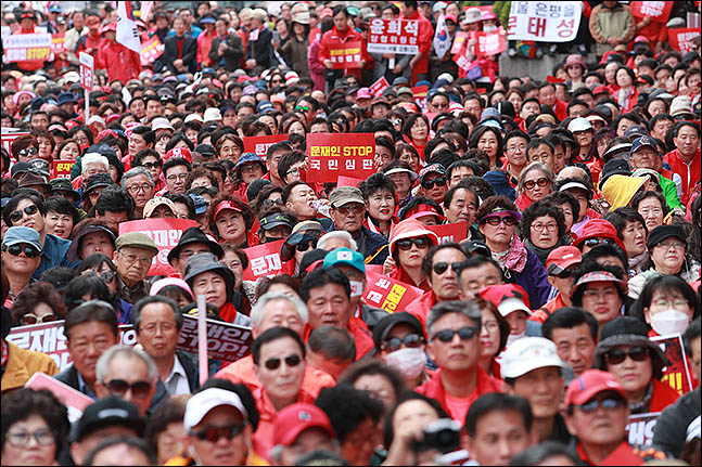 좌우 '거리의 정치'…" 文정권, 나라를 해방정국으로 되돌려"