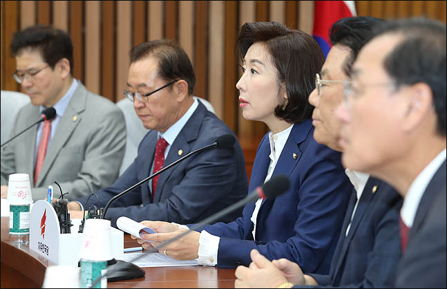 한국당 "검찰개혁 메들리, 나라 망해가는 징조…아동학대죄 고발"