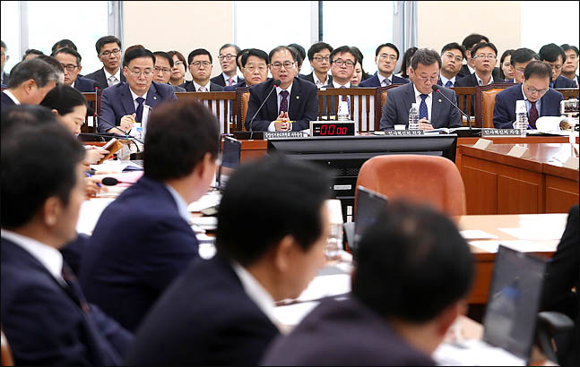 [2019 국정감사] 민주연구원 업무협약은 관권선거? 선관위 "법으로 정리해달라"