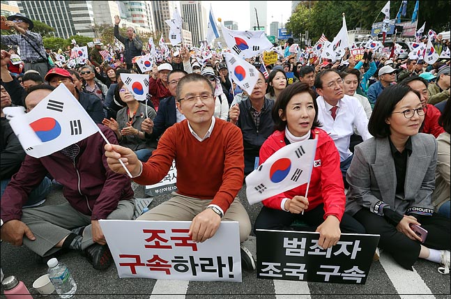 '문재인 하야' 울려 퍼진 광화문 뒤로 하고…한국당 "국회로"