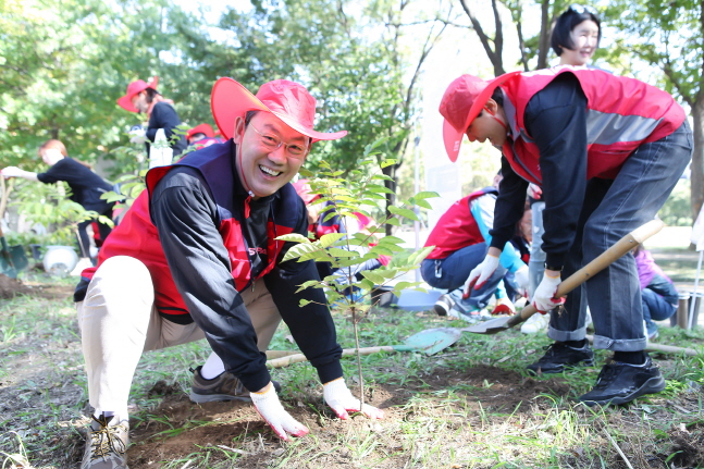 은행 임직원 600여명, 서울숲공원서 자원봉사 실시