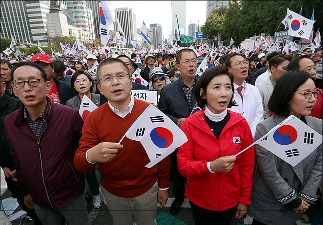 [조국 사퇴 후폭풍] "국민의 승리"라지만…한국당의 복잡한 '속내'