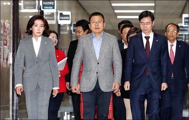 한국당, '조국 사퇴' 후 긴장 풀렸나…민심 동떨어진 행보 '뭇매'