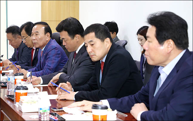 한국당 재선 의원들, 총선 공천 '백지위임' 결의