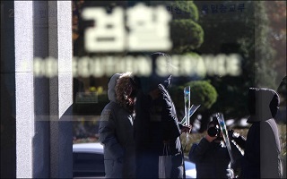 '묵비권 행사한' 조국…"방어권 차원" vs "법무장관 명예 먹칠" 