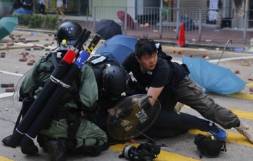 홍콩 경찰, 시위대 ‘최후 보루’ 이공대 진입…무더기 체포