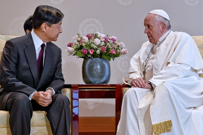 프란치스코 교황·나루히토 일왕, 도쿄서 만나…20여분 환담