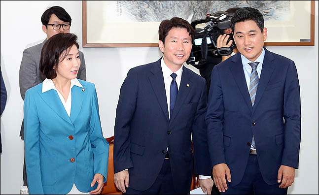 [데일리안 여론조사] '정당 지지율' 민주당 36.1% 한국당 26.7%
