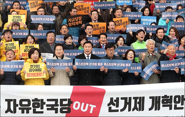 한국당 뺀 4+1, 선거법 놓고 막판 흥정 나서나 