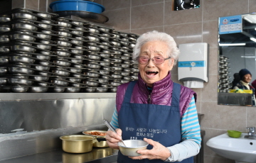 33년째 무료급식 봉사...정희일 할머니에게 ‘LG 의인상’ 수여