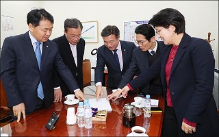 '4+1', 한국당 빼고도 선거법 합의 못해…본회의 상정 계획 차질