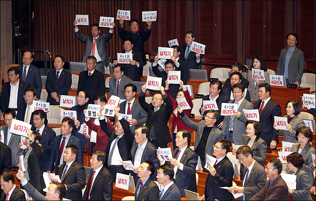 한국당, 4+1 예산안 통과에 "세금 도둑질…홍남기 탄핵할 것"