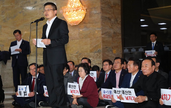 한국당, 국회서 철야농성…황교안 "자유민주주의 무너졌다"