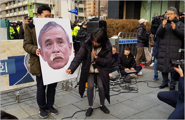 "해리스를 추방하라!" vs "이 역적들아!"…아수라장 美대사관