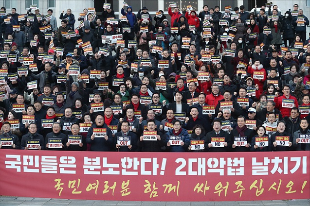 '기습 필리버스터'로 일단 패트 상정 막은 한국당, 여론전 '총력'