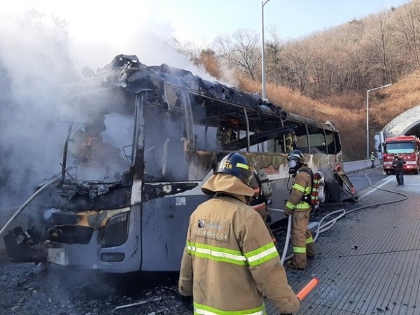 광주~원주고속도로 달리던 버스 화재···39명 대피 