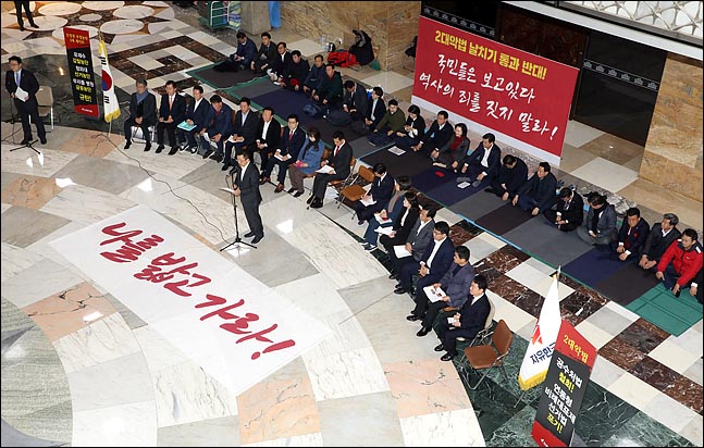 "선거법 원안 상정 시 표결"…4+1 파열음 속 '교란작전' 나선 한국당 