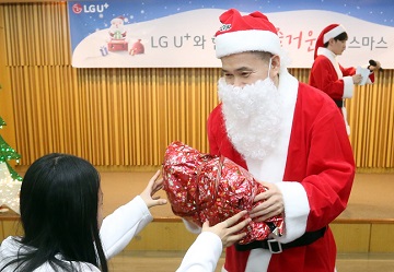 하현회 LGU+ 부회장, 영락보린원 어린이 위한 ‘일일 산타’ 변신 
