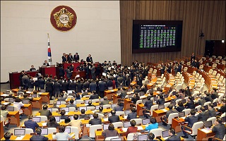 민주당, '쪼개기 국회' 꼼수…'비례한국당' 카드 대응은?