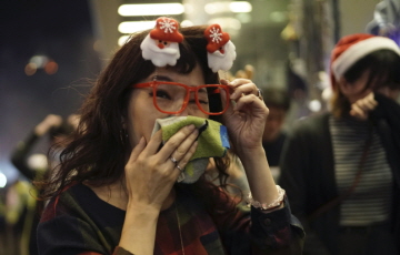 홍콩, 성탄절 이브에도 시위…최루탄에 화염병도 등장