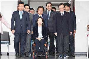'민주당 인재영입 1호'는 발레리나 출신 척수장애인 최혜영 교수 