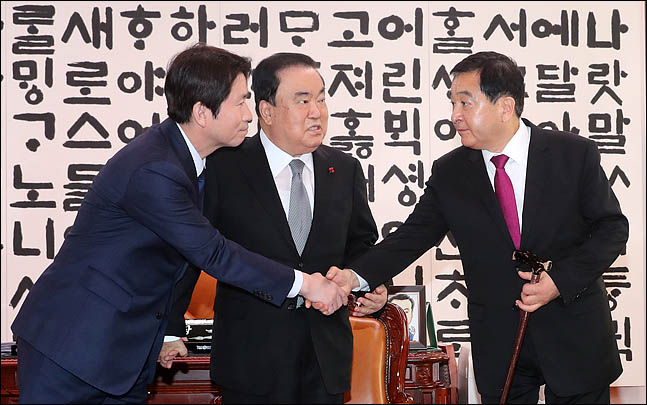 [데일리안 여론조사] 민주당 36.8% 한국당 31.8% '지지율 동반 상승' 