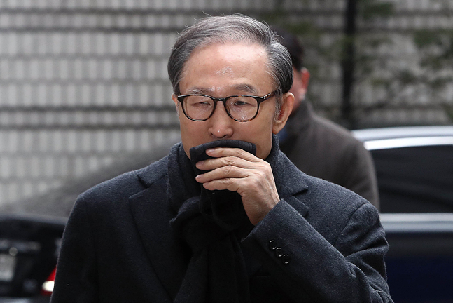 검찰, ‘다스횡령·삼성뇌물' 이명박 징역 23년 구형 