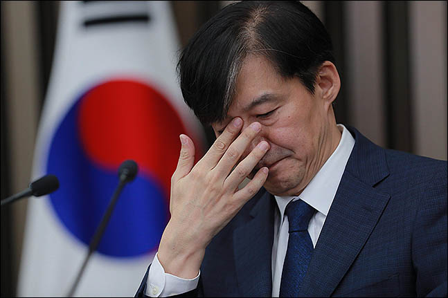 총선 앞두고 '공정·정의 판독기'로 전락한 조국