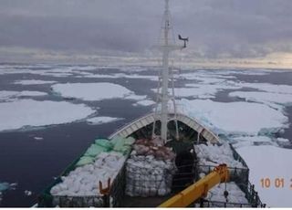 아라온호, 남극 유빙수역에 갇힌 원양어선 구조에 나서
