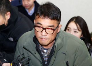 ‘성폭행 의혹’ 김건모 경찰 출석…모든 질문에 침묵
