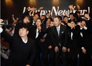 박정원 회장, 두산 신년음악회서 신입사원들과 ‘셀카 세리머니’