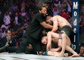 [UFC] 세로니 잡은 맥그리거, 하빕과의 ‘슈퍼 빅매치’ 언제?