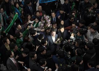 '러브콜' vs "돌아온 탕자일 뿐"…안철수 복귀에 엇갈린 정치권 반응
