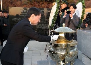 &lt;포토&gt; 안철수 김영삼 전 대통령 묘역 참배