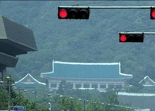 '조국 의혹' 검찰수사에 또 다시 스피커 자처한 靑