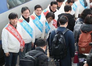 귀성인사의 정치학…용산역에선 '통합'의 만남, 서울역은 조우 불발