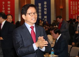 &lt;포토&gt; 자유통일당 중앙당 창당대회 참석하는 김문수