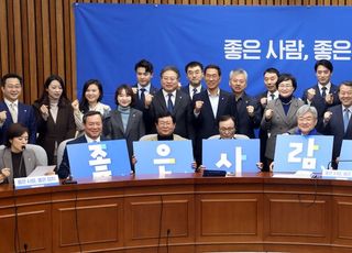 &lt;포토&gt;민주당 영입인재들과 총선승리 파이팅!