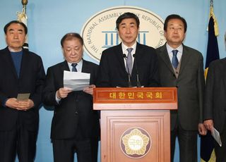 &lt;포토&gt; '국민발안 원포인트개헌 총선동시 국민투표 촉구'